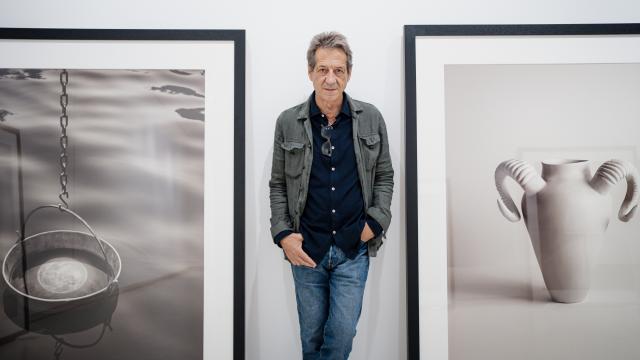 Chema Madoz, entre dos de sus fotografías, aún sin colgar, en la galería Elvira González de Madrid