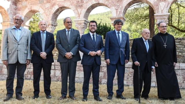 Carles Puigdemont (a la derecha) junto al presidente de la Generalitat, Pere Aragonès, y los expresidentes de la Generalitat Quim Torra, José Montilla y Jordi Pujol durante el homenaje al músico Pau Casals a los 50 años de su muerte en el exilio, en la Abadía de Sant Miquel de Cuixà.