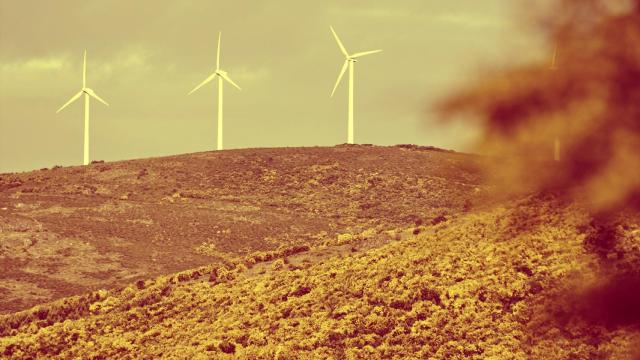 Aerogeneradores en el parque eólico de Serra do Larouco, en Orense.
