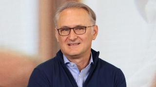 Ned Curic, director de Tecnología del Grupo Stellantis, en el centro de baterías de Turín.