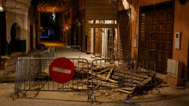 Escombros esparcidos junto a los edificios dañados en una calle de Marrakech, tras el terremoto.