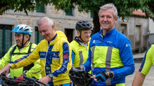 Rueda completa una etapa del Camiño de Santiago en bicicleta
