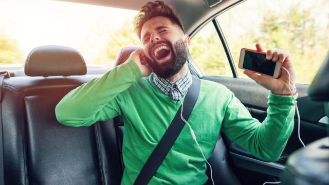 Un hombre escuchando música en su vehículo.