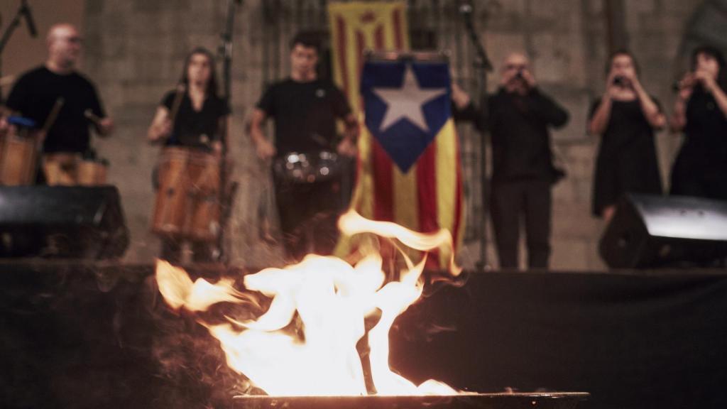 El pebetero donde se encienden las antorchas en la Plaza del Ayuntamiento de Girona.
