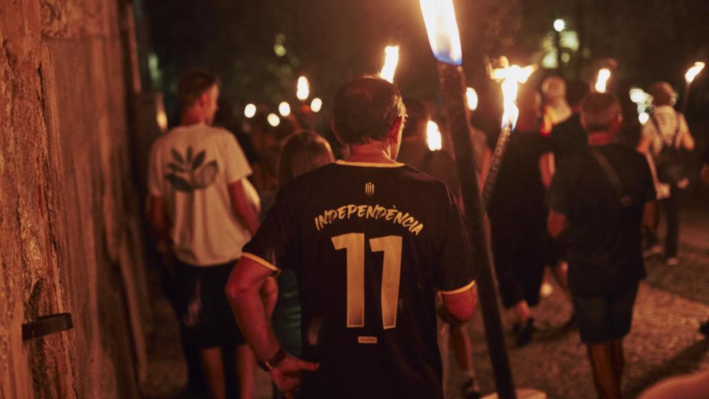 Un hombre luce una camiseta en la que se puede leer 'independencia', en Girona.