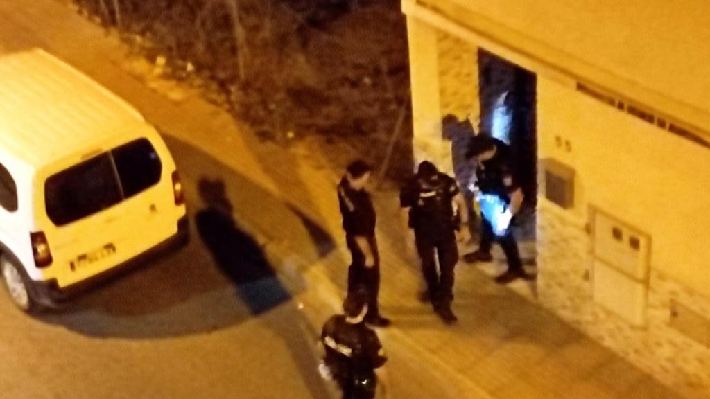 Unos policías nacionales, este domingo por la noche, durante el registro de la casa de la víctima mortal.