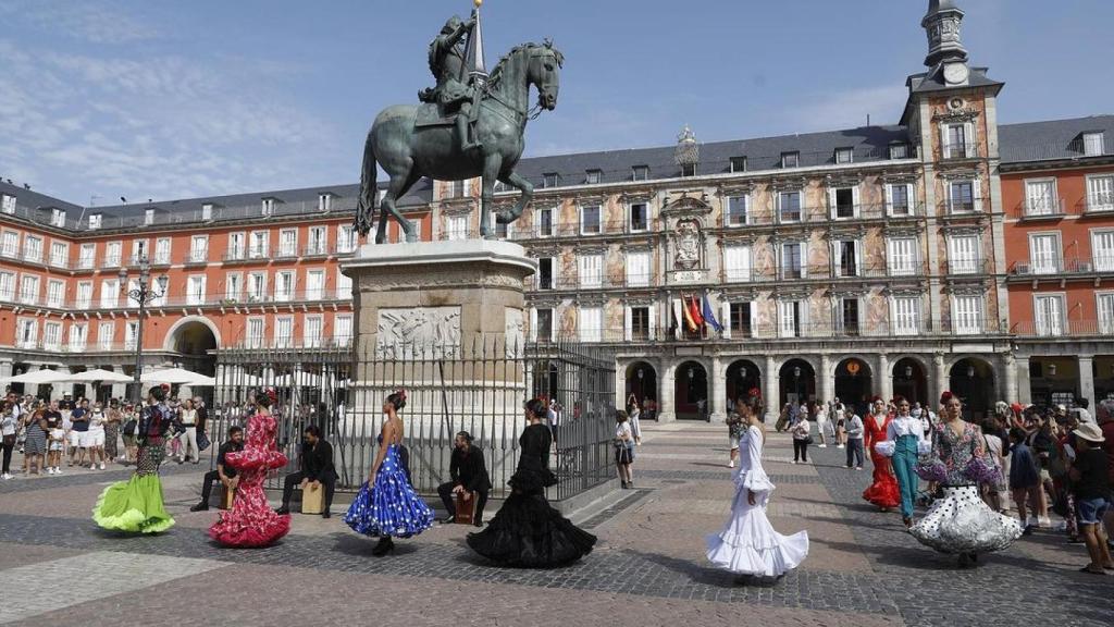 Modelos desfilando en Plaza Mayor.