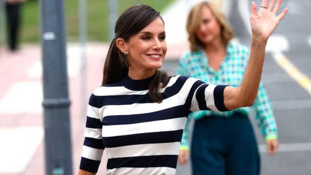 La Reina, a su entrada al centro educativo.