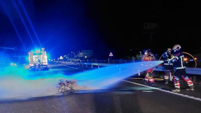 Los bomberos del CPEIS de Toledo trabajando en la extinción de la moto.