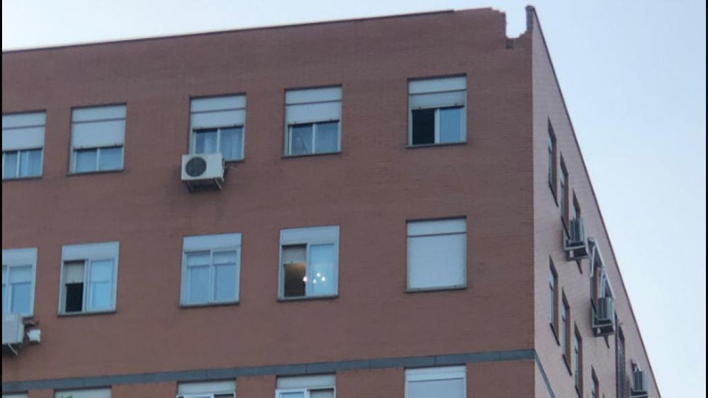 Destrozo producido  por el rayo al impactar cerca de una ventana.