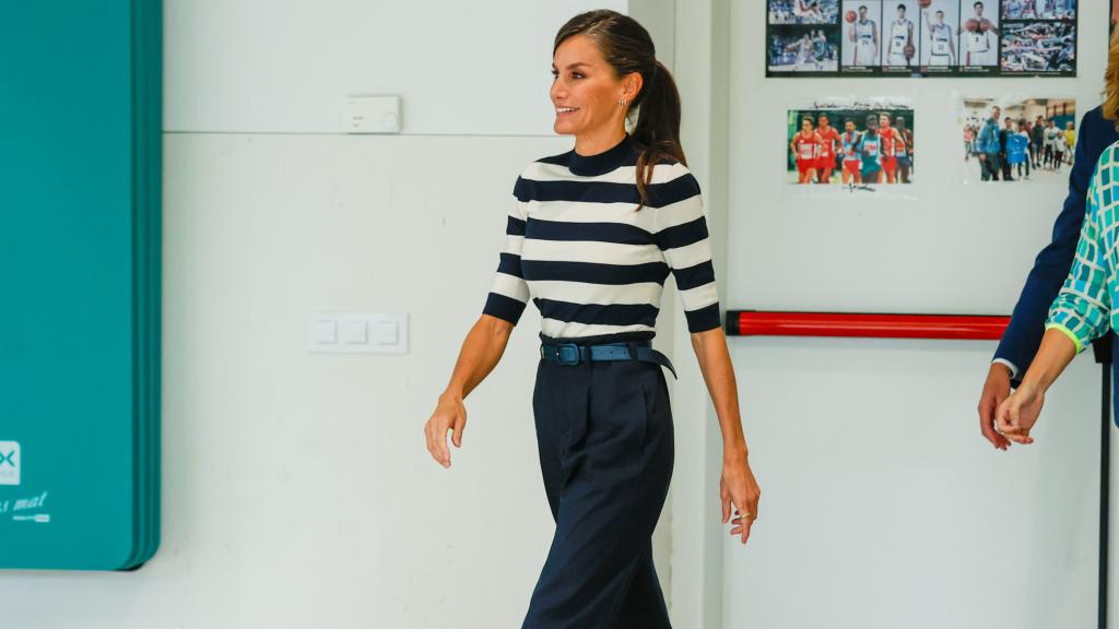 La reina Letizia llegando al centro educativo tras el incidente de su avión.