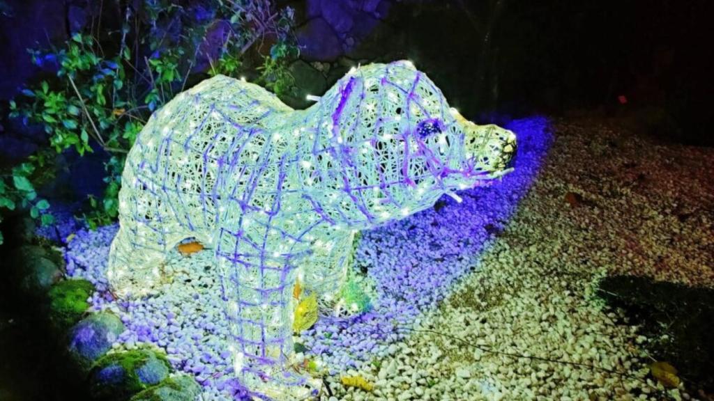 Escultura con forma de oso en El Bosque Encantado.