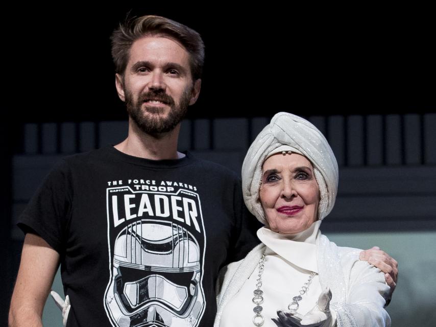 Concha Velasco junto a su hijo mayor, Manuel Martínez Velasco, en la presentación de 'El Funeral'.
