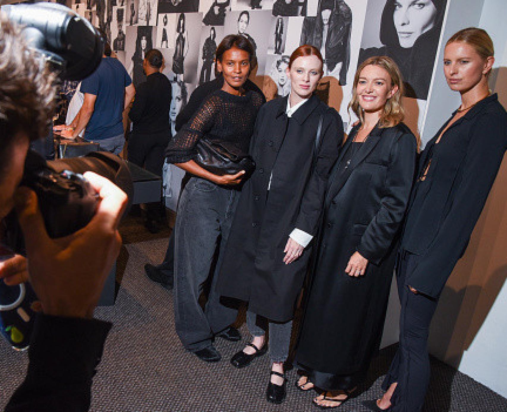 Marta Ortega, en el cóctel junto a Karolina Kurkova y otras modelos.