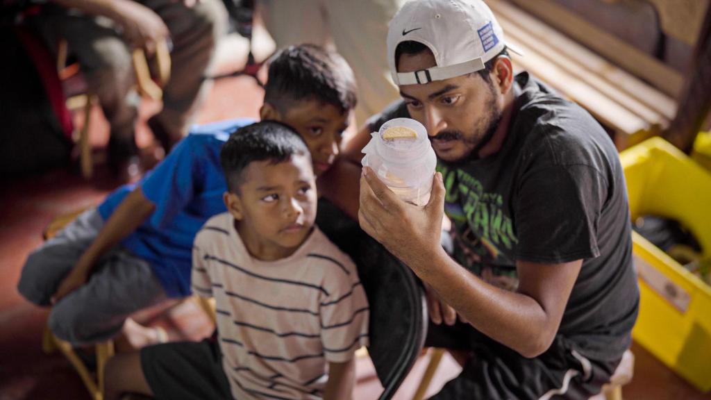 Miembros de la comunidad local preparándose para la suelta de mosquitos.