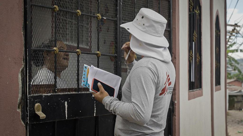 David es miembro del equipo de MSF que habla con los vecinos para que entiendan la nueva estrategia de prevención del dengue.