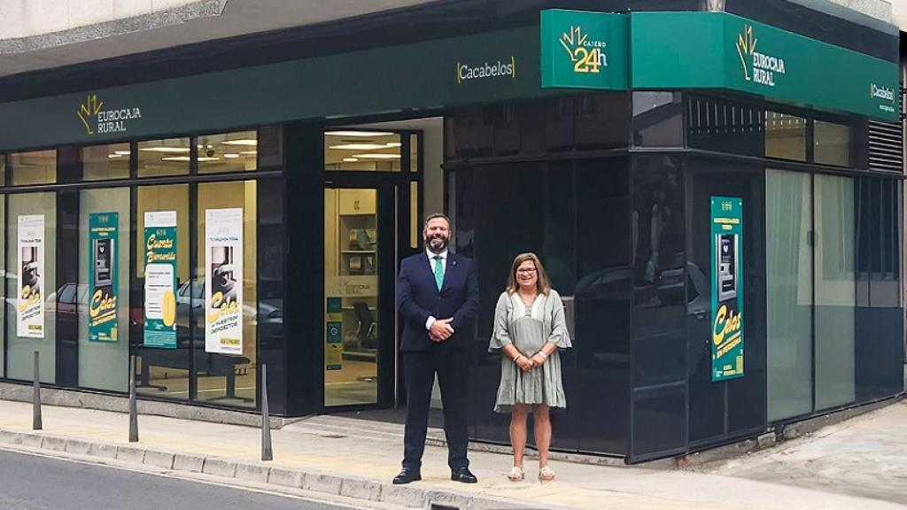 Carlos Martín-Salas, director de la Red Comercial de Eurocaja Rural, y María Jiménez, responsable de la oficina de Cacabelos.