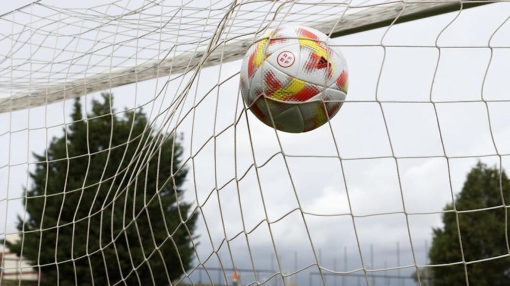 Imagen de un balón entrando en una portería.