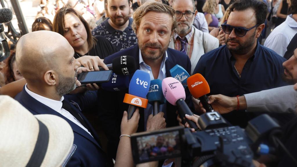El cantante Juan Peña asiste este lunes a la misa funeral de la periodista María Teresa Campos, fallecida la pasada semana a los 82 años, en la Parroquia de San Pablo en Málaga (Andalucía), donde se venera la imagen de Jesús Cautivo, del que era devota.