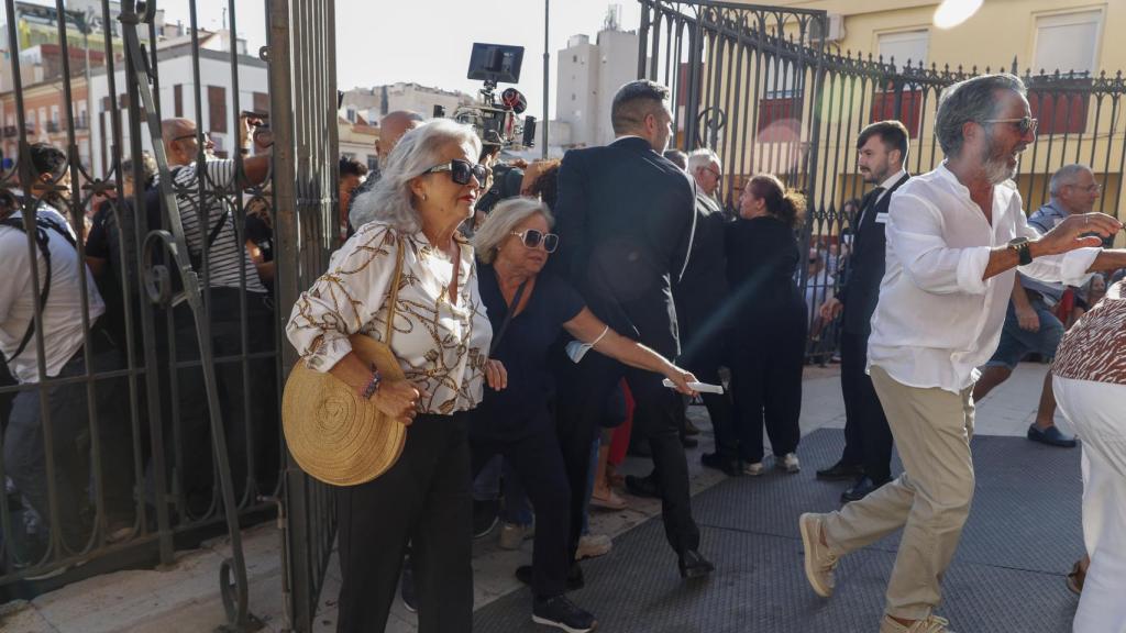 Personas saltan el cordón policial para entrar este lunes a una misa funeral de la periodista María Teresa Campos, fallecida la pasada semana a los 82 años, que tiene lugar en la Parroquia de San Pablo de Málaga, donde se venera la imagen de Jesús Cautivo, del que era devota.