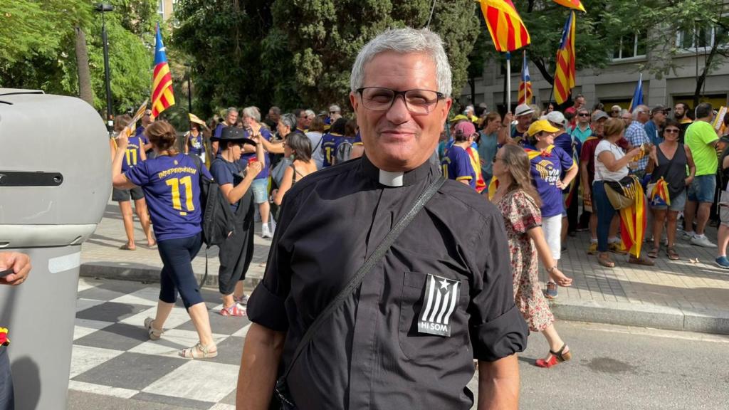 Un sacerdote en la manifestación independentista.