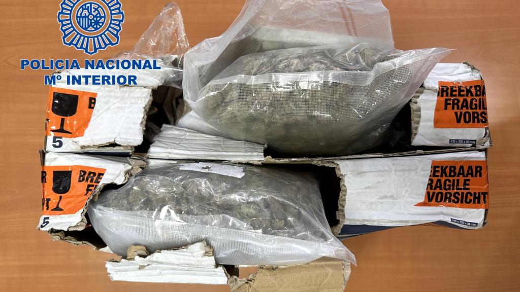 El paquete intervenido con marihuana.