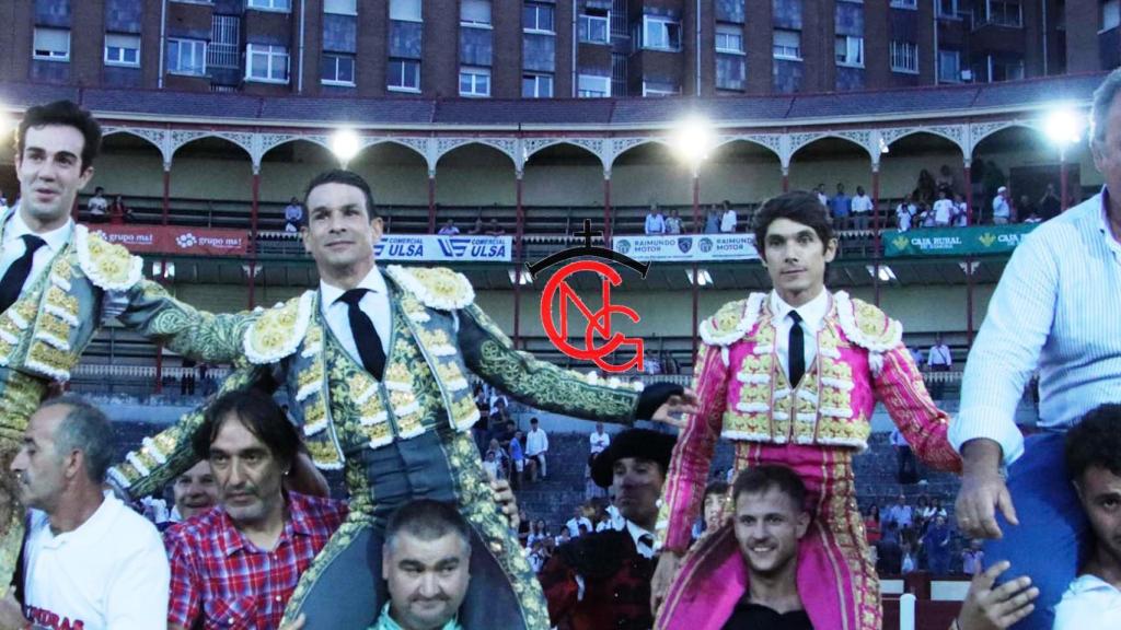 Los tres toreros y el ganadero a hombros en la última de la feria de Valladolid