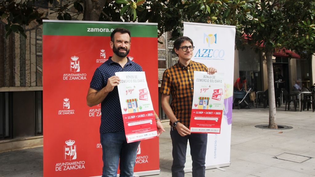 El concejal de Promoción Económica y Protección al Ciudadano, David Gago; y el presidente de la Asociación Zamorana de Empresarios del Comercio, Ruperto Prieto, durante la presentación de la segunda fase de la campaña Suma y Sigue