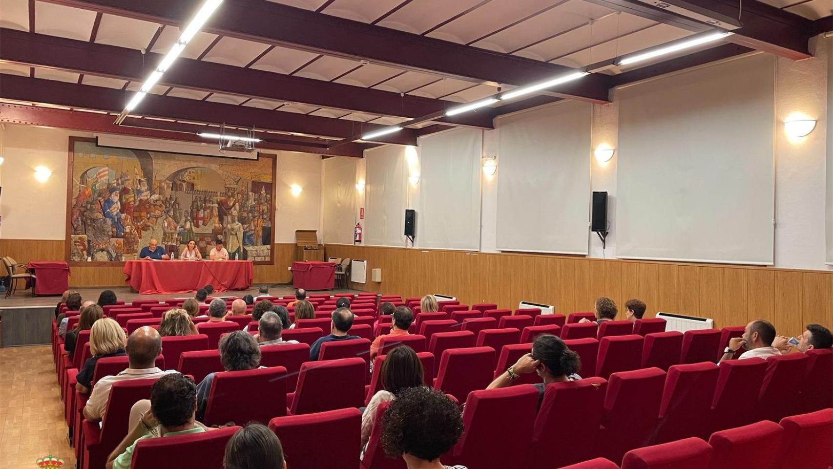 Imagen de un encuentro del Ayuntamiento de Benavente con comerciantes de la ciudad.