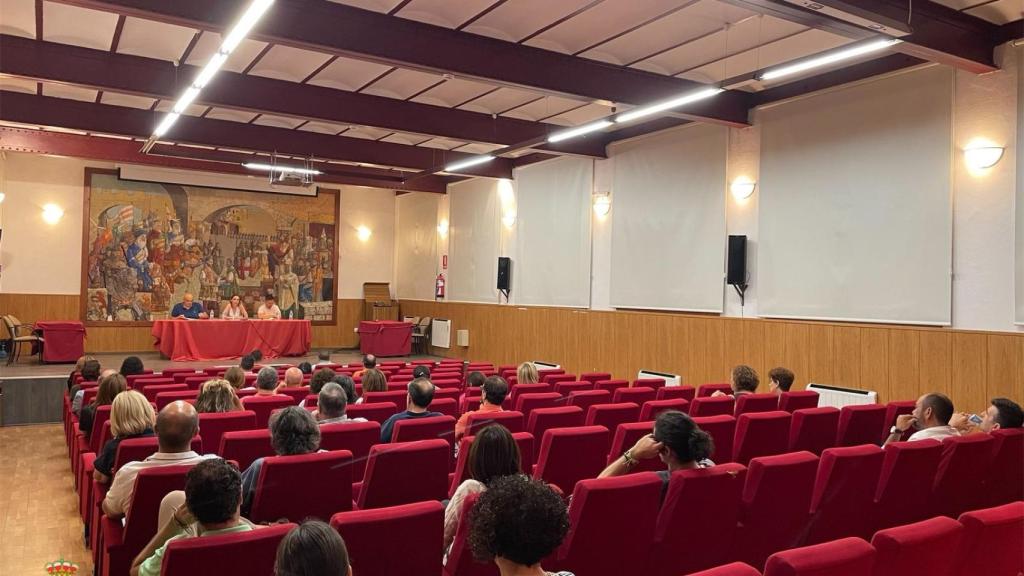 Imagen de un encuentro del Ayuntamiento de Benavente con comerciantes de la ciudad.