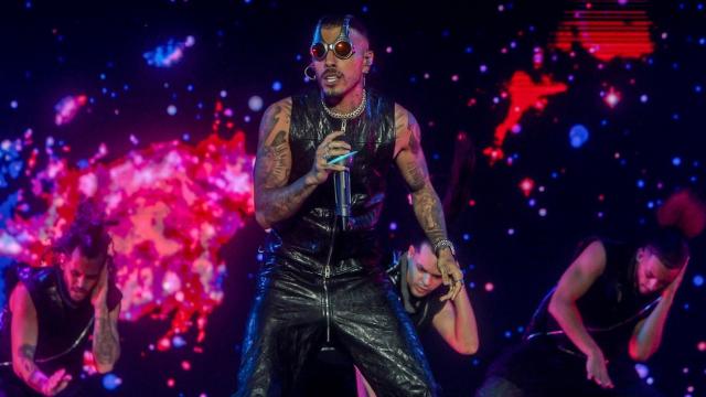 El cantante Rauw Alejandro durante su concierto en el Wizink Center, en Madrid.