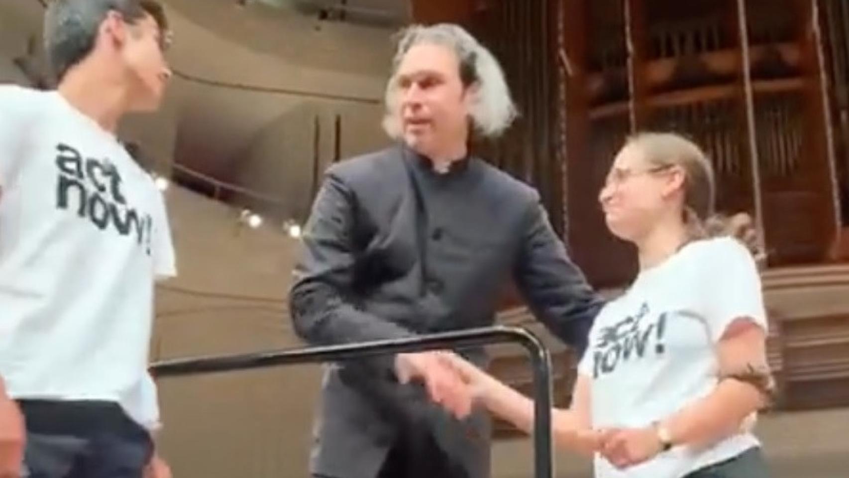 Yúrovski sellando su pacto con los activistas en Lucerna.