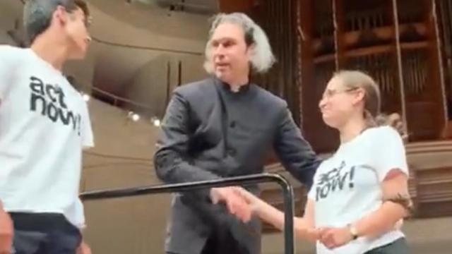 Yúrovski sellando su pacto con los activistas en Lucerna.