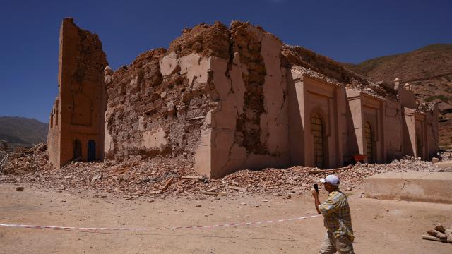 Un hombre camina delante de la mezquita de Tinmel, seriamente dañada por el terremoto, este lunes en Tinmel, Marruecos. Foto: Reuters/Hannah McKay