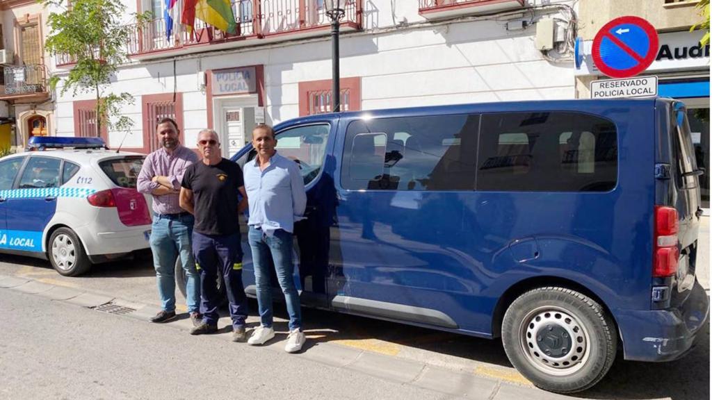 El alcalde Javier Navarro y el concejal Benito Benito junto al exbombero Joaquín Acedo. Foto: Ayuntamiento de Tomelloso.