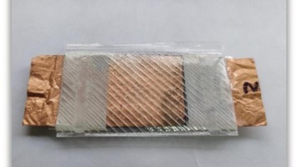 Supercapacitor rectangular flexible. Parte exterior cinta de cobre maleable, en el interior posee carbones activados derivados de poda de olivo.