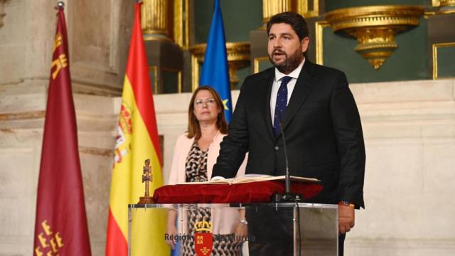 Fernando López Miras, este lunes, en la toma de posesión de su cargo como presidente murciano en la iglesia del Palacio de San Esteban.