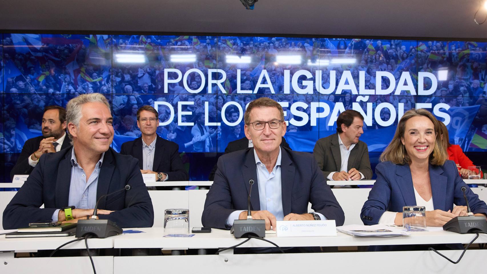 El presidente del PP, Feijóo, en la última Junta Directiva Nacional, con Bendodo y Gamarra.
