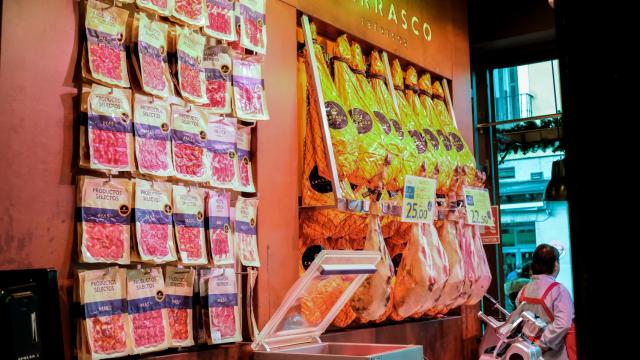 Jamón y otros embutidos loncheados y envasados.