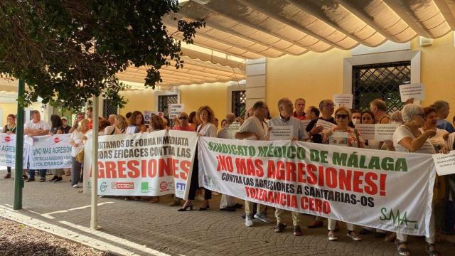Concentración contra las agresiones a sanitarios en el centro de salud Puerta Blanca.