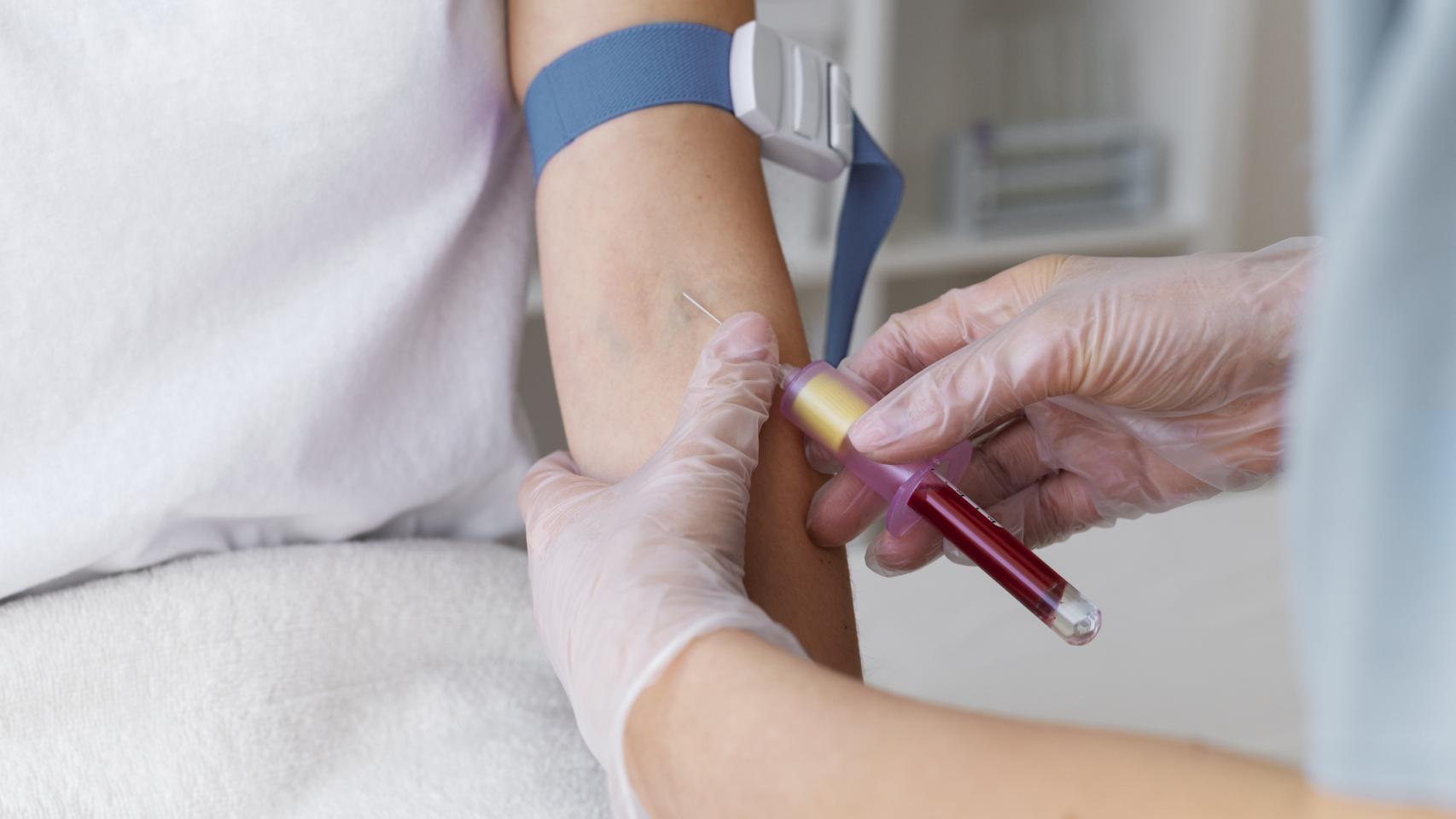 Momento durante una extracción de sangre.