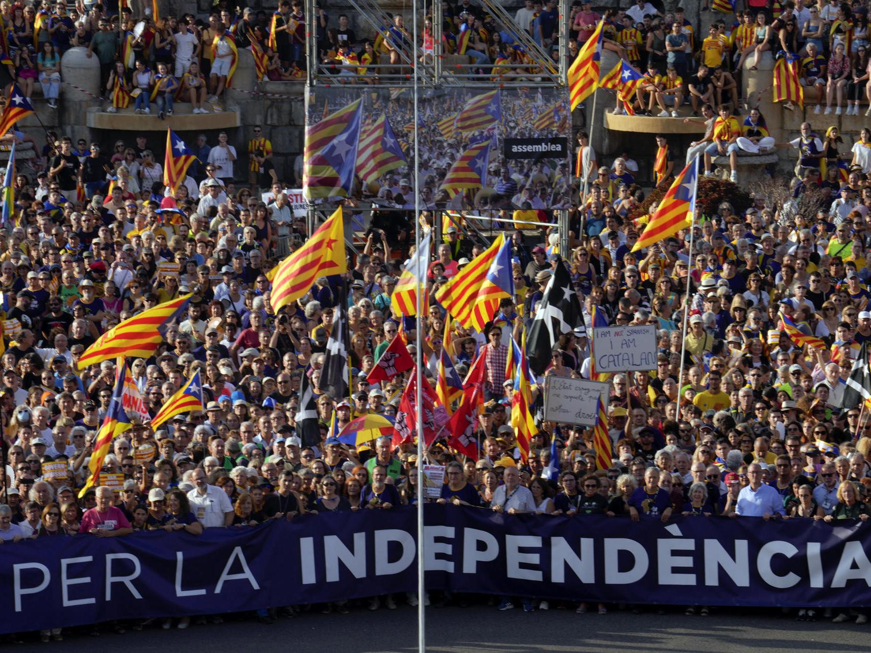 Imagen de la la calle en Barcelona, ayer, durante la celebración de la 'Diada'.