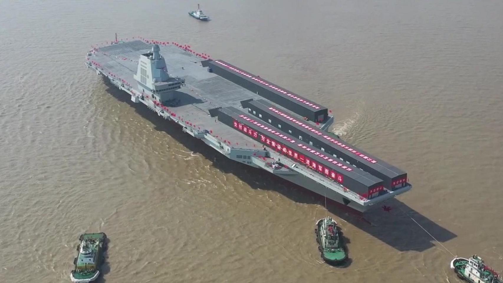 Portaviones chino CNS Fujian, se pueden ver las catapultas cubiertas con construcciones grises