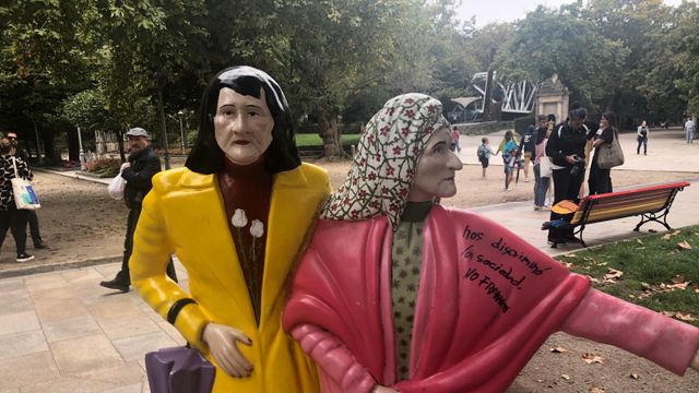 La estatua de las Marías, en la Alameda de Santiago, vandalizada