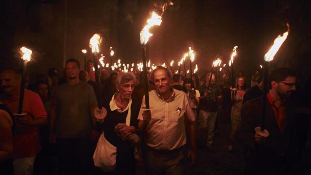 Quim Torra, expresidente de la Generalitat, porta una antorcha.