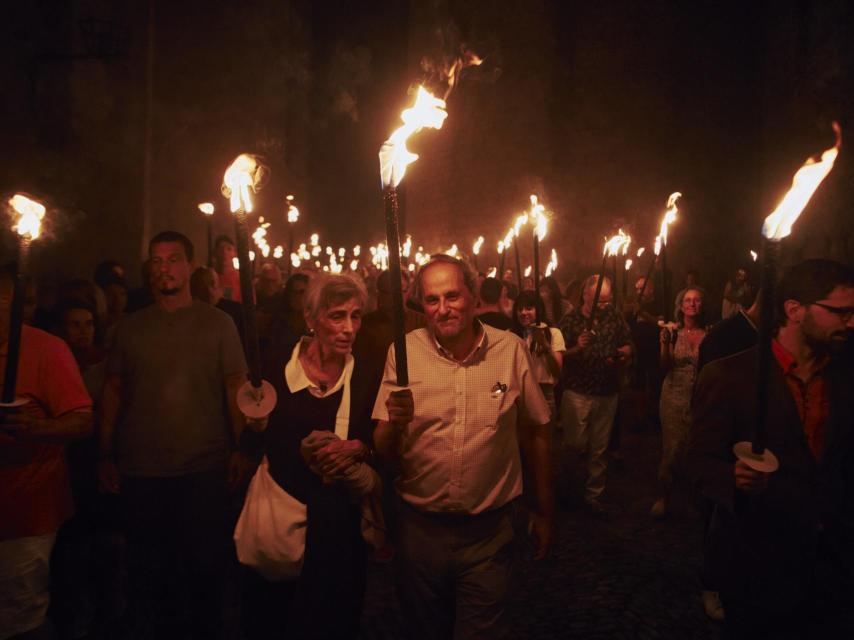 Quim Torra, expresidente de la Generalitat, porta una antorcha.