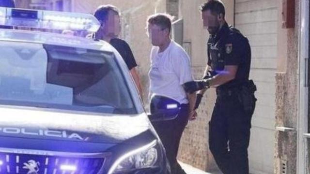 El hijo de Maravillas, este domingo, detenido por la Policía Nacional tras descubrir el cadáver de su madre en su casa de El Palmar.