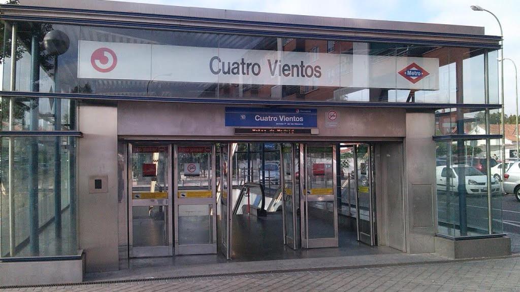 Entrada de la estación de Metro de Cuatro Vientos