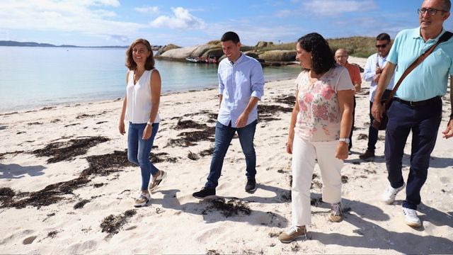 La vicepresidenta segunda y conselleira de Medio Ambiente, Territorio e Vivenda, Ángeles Vázquez -a la izquierda-, visita el islote Areoso, en A Illa de Arousa.