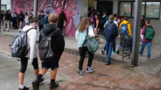 Imagen de archivo de jóvenes entrando en el centro escolar.